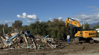 Fethiye sahilinde imara aykırı yapılar yıkılıyor