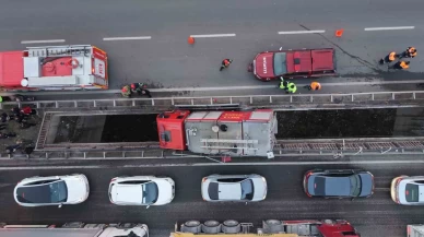 İtfaiye aracı iki köprü arasında asılı kaldı