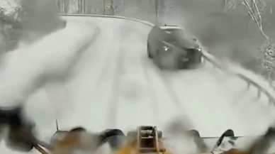 New York’ta kontrolden çıkan araç kar küreme makinesine çarptı