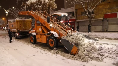 Van'da 341 yerleşim yerinin yolu kardan kapandı, okullar tatil edildi'
