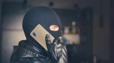 Banka çalışanı gibi davranıp yaşlı kadını dolandırdı