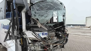 İşçi servisi tır dorsesine arkadan çarptı