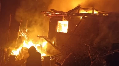 Adana'da ev yangını okul lojmanına sıçradı: Bir ev küle döndü