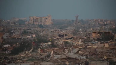 İsrail savaş uçakllarıyla Gazze'ye bomba yağdırdı