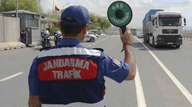 Jandarmanın trafik cezası yazdığı kişi öyle biri çıktı ki, ödemeyi cezayı kesen memur yaptı