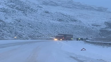 Erzurum–Erzincan yolunda ulaşım kilitlendi: Tırlar durduruldu