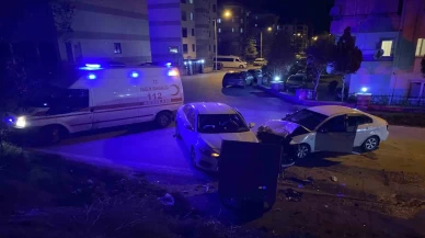 İki araç kavşakta çarpıştı