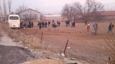 Kamyonet ile midibüs çarpıştı