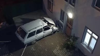 Kontrolden çıkan araç evin duvarına çarptı