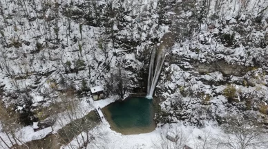 Sinop’ta kartpostallık manzara! Tatlıca Şelaleleri beyaza büründü