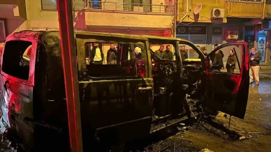 Park halindeki minibüs alev alev yandı