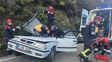 Trabzon'da seyir halindeki otomobilin üzerine kaya düştü: 5 kişi yaralandı