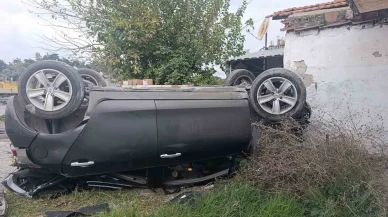 Kontrolden çıkan otomobil evin duvarına çarparak durdu