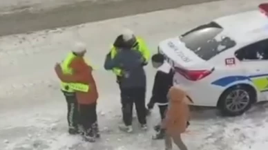 Van’da trafik polisleri çocuklarla kartopu oynadı