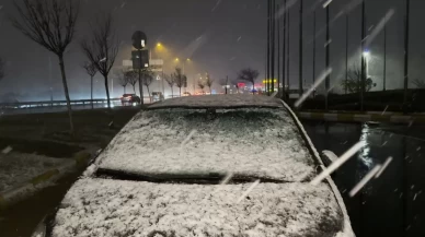 Büyükçekmece'de park halindeki araçların üzeri beyaza büründü