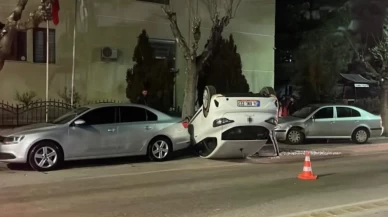 Karaman’da park halindeki araçlara çarpan otomobil devrildi!
