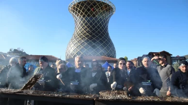 Rize'deki festivalde 2 ton hamsi tüketildi