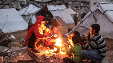 Gazze’de soğukla mücadele: Bureyc kampındaki aile hayatta kalma savaşı veriyor