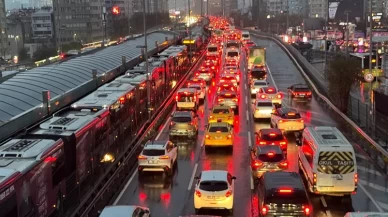 İstanbul’da trafik çilesi! Köprü ve ana arterlerde araçlar ilerleyemedi