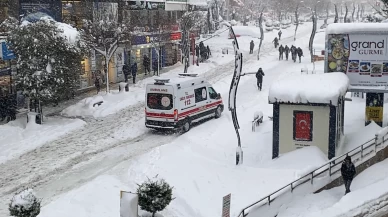 Bolu’da ambulans karda mahsur kaldı! O anlar kamerada