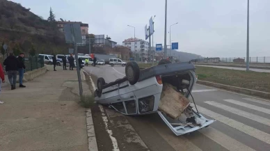 Çorum’da kavşakta feci çarpışma! Otomobil ters döndü