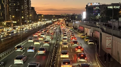 İstanbul'da mesai bitimiyle trafik kitlendi