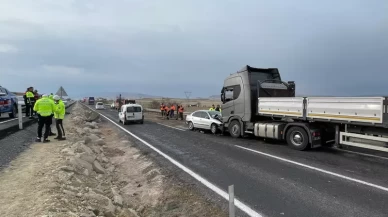 Nevşehir'de otomobil tırla çarpıştı