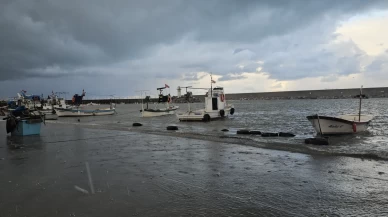 Zonguldak'ta deniz taştı, kardan 81 köy yolu kapandı