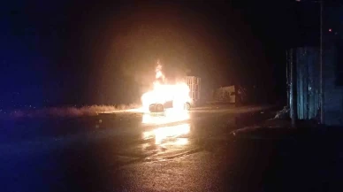 Çorum’da park halindeki otomobil alevlere teslim oldu