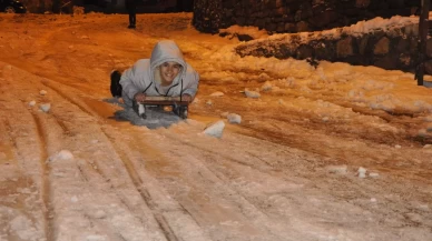 Hakkari'de çocuklar kızak ve bidonlarla kayarak eğlendi