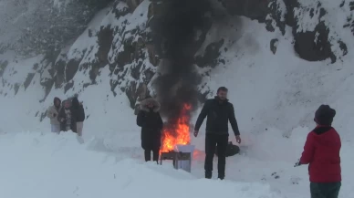 Artvin’de kar nedeniyle araçlar yolda kaldı, sürücüler ateş yakıp ısındı