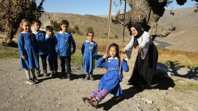 Zorluklara meydan okuyan Çukurköy öğretmenleri: Dağların ardından gelecek aydınlatıyor!