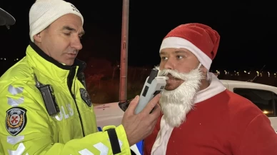 Direksiyon başında Noel Baba! Trafik kontrolünde ilginç görüntüler
