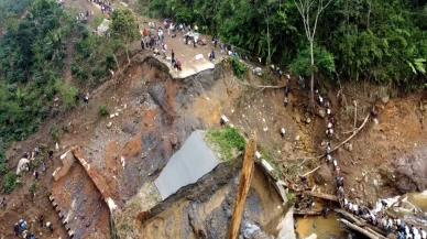 Endonezya’da sel ve heyelan felaketinde ölü sayısı 1053’e yükseldi
