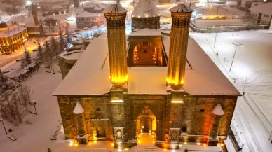 Erzurum’da kar yağışı tarihi yapıları beyaza bürüdü