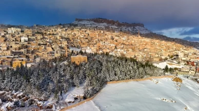Mardin'deki tarihi yapılar beyaz örtüyle kaplandı