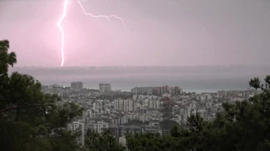 Falezler silüetini kaybetti! Antalya’da dev fırtına ve sağanak