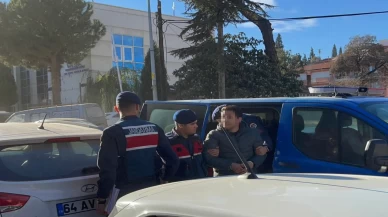 Eşme’de yolun karşısına geçen 3 kişi otomobilin altında kaldı!