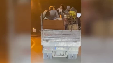 Üsküdar’da kamyonet kasasında tehlikeli yolculuk!