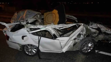 Kilis’te park halindeki tıra çarptı: Otomobil hurdaya döndü