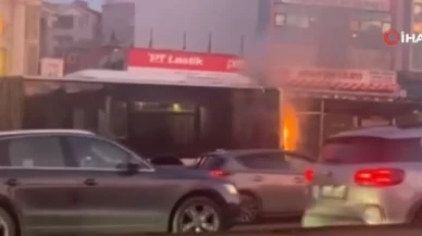 Son dakika... Küçükçekmece'de metrobüs yandı! Seferler aksadı