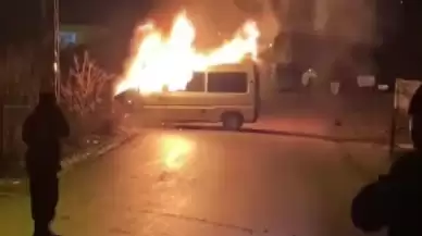 Amasya'da seyir halindeki minibüs alev alev yandı