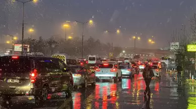 Kar yağışıyla İstanbul trafiği felç oldu