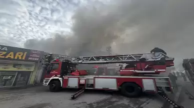 Bursa'da bir oto aksesuar iş yerinde çıkan yangın kontrol altına alınıyor