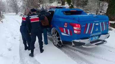 Sinop’ta kar nedeniyle yolda mahsur kalan vatandaşlar kurtarıldı