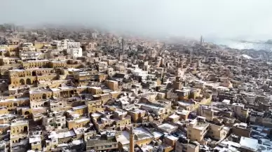 Mardin'in tarihi güzellikleri dronla kaydedilen kar manzarasıyla hayat buluyor