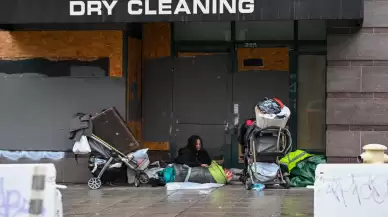 San Francisco'daki evsizler yağmurlu havada hayatta kalmaya çalışıyor
