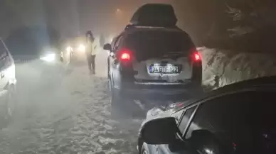 Kartepe Kayak Merkezi'nde kar yağışı nedeniyle araçlar mahsur kaldı