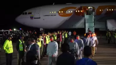 ABD, yasa dışı yollarla giren yüzlerce Venezuelalı göçmeni sınır dışı etti!