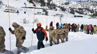 Gümüşhane'de çığda arama kurtarma tatbikatı: Senaryo gereği 2 kişi çığ altında kaldı